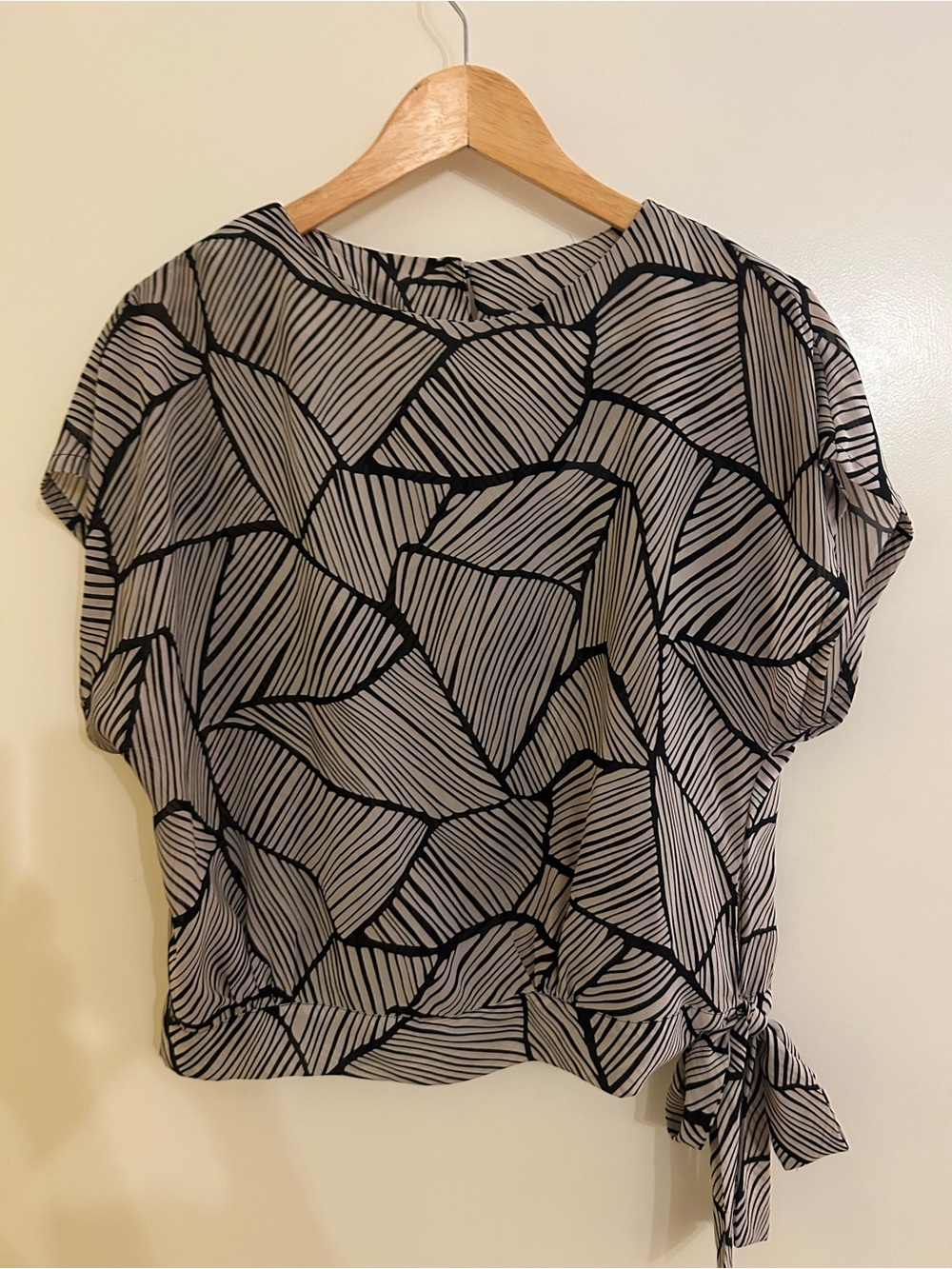 Short Sleeve Black & White Geometric Tie-Hem Blouse
